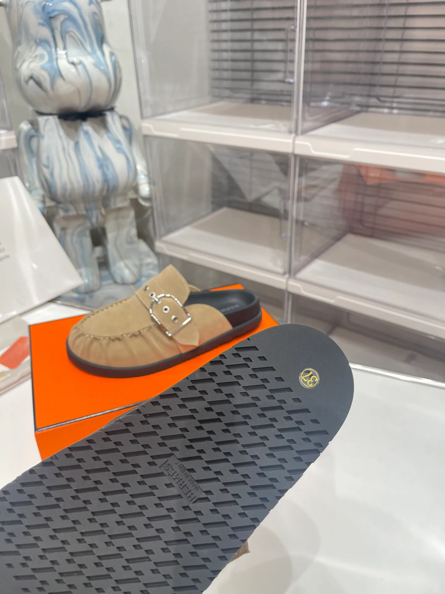[H Family Hermès] P: 540💰 Size: Male 39-44 (45 46 customized) Female 35-40 (41 42 customized) HERMES Hermès latest kelly buckle couple style Birkenstock slippers, classic family language design! It looks good no matter how you match it! Casual and high-end feeling, the comfort is also great, paired with a variety of colorful socks, it gives a trendy and high-end feel ●Upper: imported cow suede ●Inner: imported sheepskin ●Foot pads: imported mixed sheepskin ●Outsole: Tpu non-slip and wear-resistant outsole